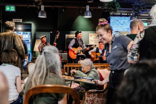 20250509 Vernissage Brocki Wimmelbuch 14 Susanne Goldschmid