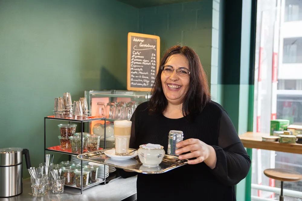Mitarbeiterin beim Kaffee servieren