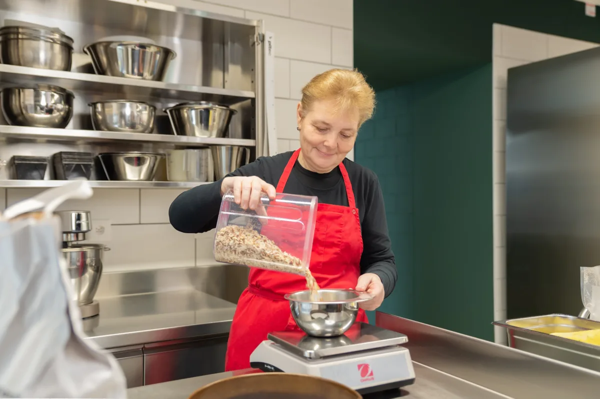 Mitarbeiterin beim Kuchen backen