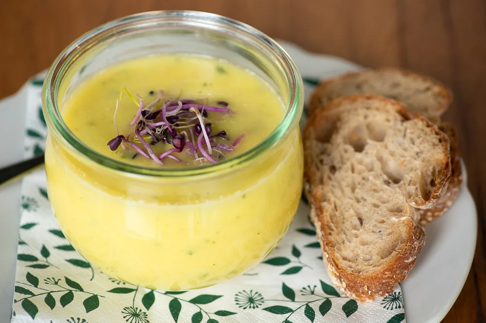 Hausgemachte Suppe mit Brot