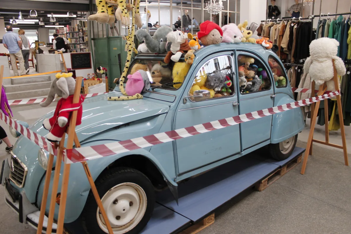 Plüschtierbepackt - der 2CV auf der Ladenfläche