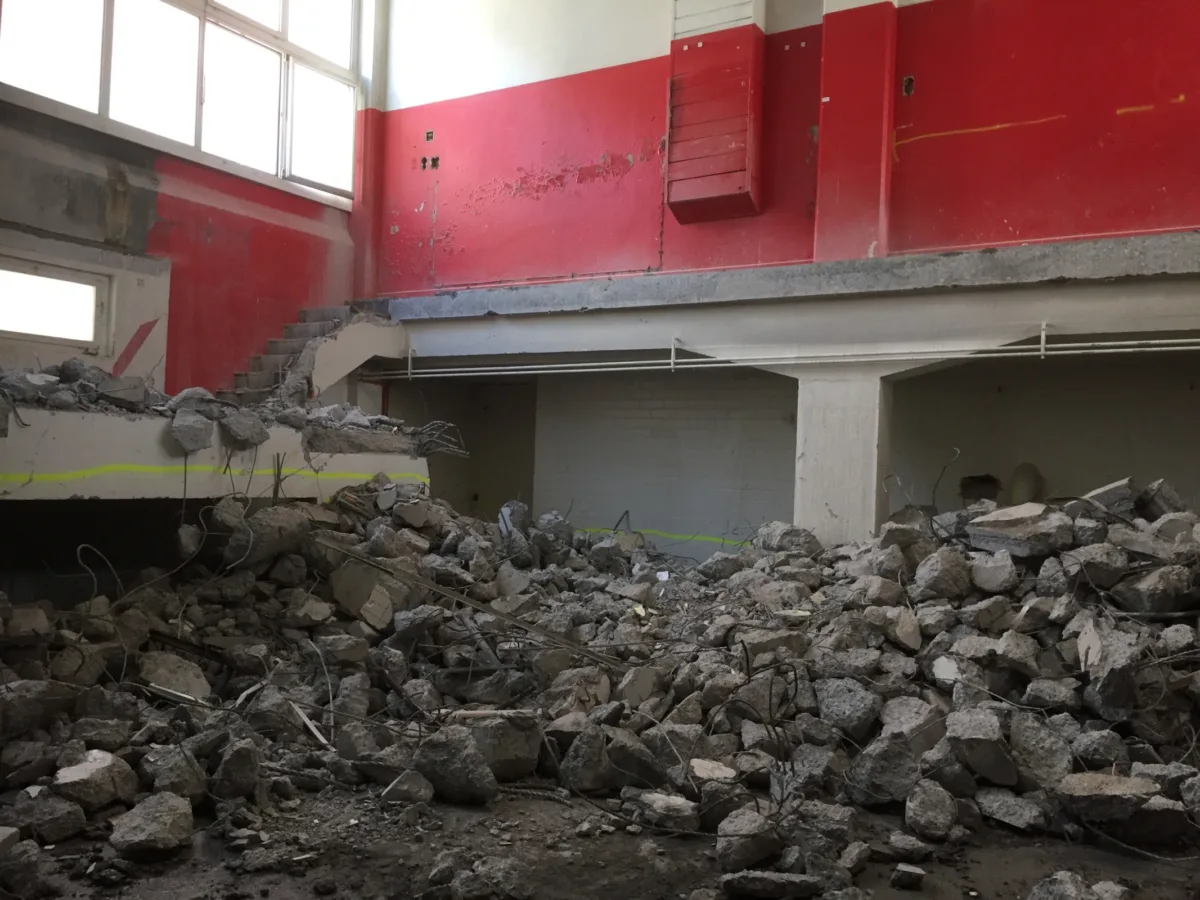 Erste Abbrucharbeiten der alten Garage